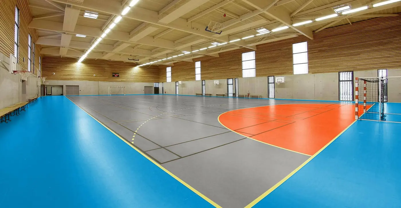 Çok amaçlı spor salonunda uygulanan PVC spor zemini